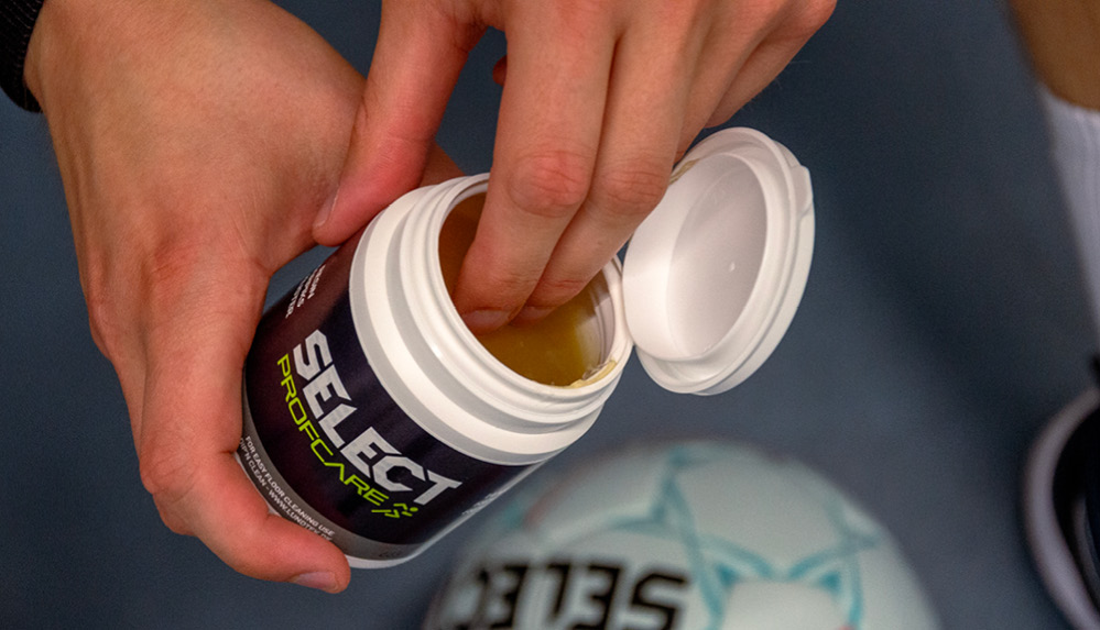 Applicering av handbollsklister 